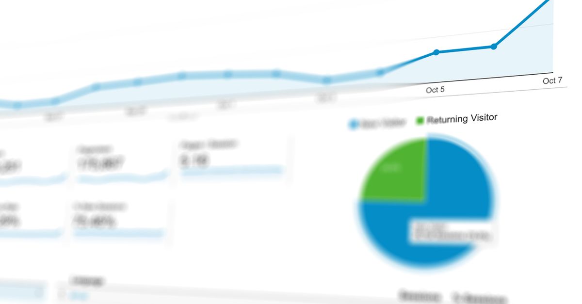 Tienda online abierta en computador con un celular recibiendo notificaciones, representando la automatización de ventas en Colombia.